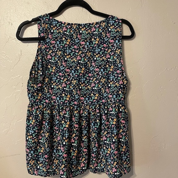 Everly Floral Sleeveless‎ Blouse Top NWT Sz Med - Picture 2 of 5